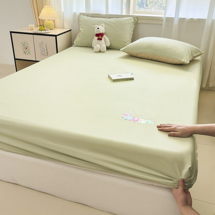 91家纺网 家纺一手货源 找家纺 泽西家纺+V17798841158发大图 2026新品13376加密全棉卡通床笠三件套纯棉单床笠 淘气虫-橄榄绿