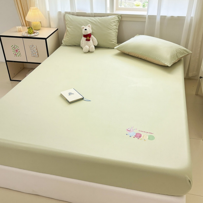 91家纺网 家纺一手货源 找家纺 泽西家纺+V17798841158发大图 2026新品13376加密全棉卡通床笠三件套纯棉单床笠 淘气虫-橄榄绿