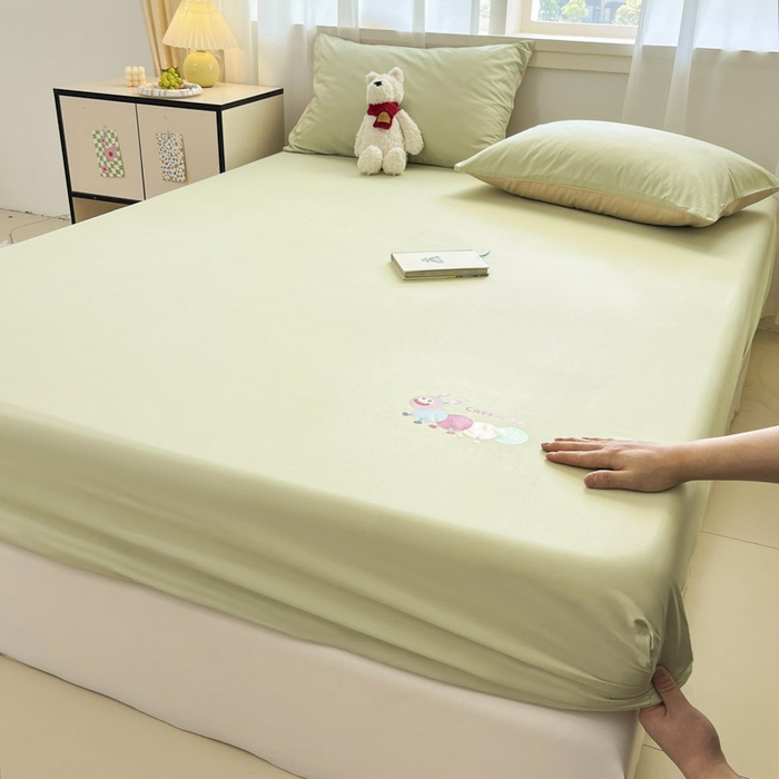 91家纺网 家纺一手货源 找家纺 泽西家纺+V17798841158发大图 2026新品13376加密全棉卡通床笠三件套纯棉单床笠 淘气虫-橄榄绿