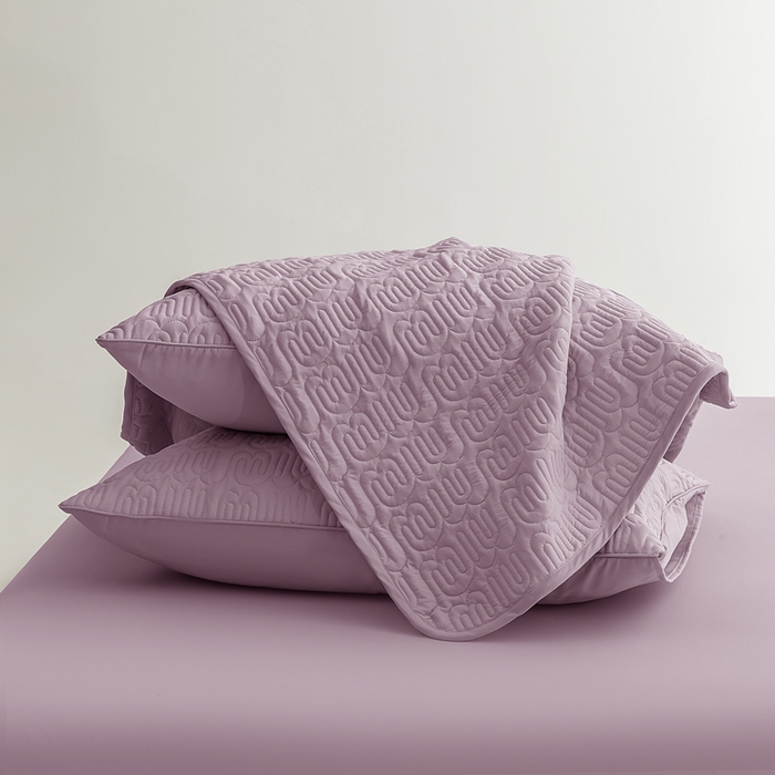 91家纺网 家纺一手货源 找家纺 恩和家纺 2026新款锦氨凉感丝夹棉床盖 冰美式凉感床盖 仙女紫