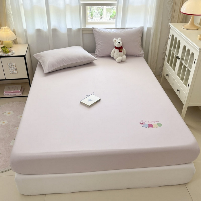 91家纺网 家纺一手货源 找家纺 泽西家纺+V17798841158发大图 2026新品13376加密全棉卡通床笠三件套纯棉单床笠 淘气虫-微微紫