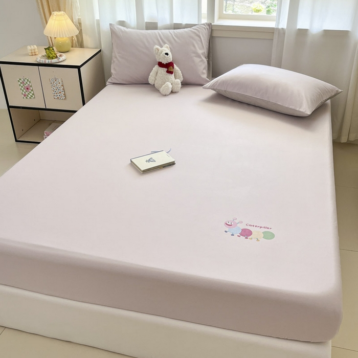 91家纺网 家纺一手货源 找家纺 泽西家纺+V17798841158发大图 2026新品13376加密全棉卡通床笠三件套纯棉单床笠 淘气虫-微微紫