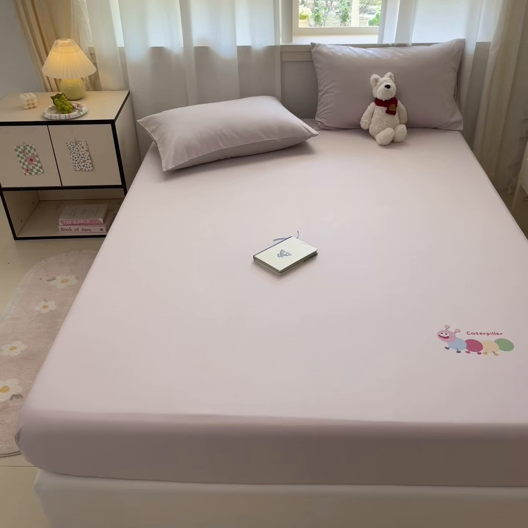 91家纺网 家纺一手货源 找家纺 泽西家纺+V17798841158发大图 2026新品13376加密全棉卡通床笠三件套纯棉单床笠 淘气虫-微微紫