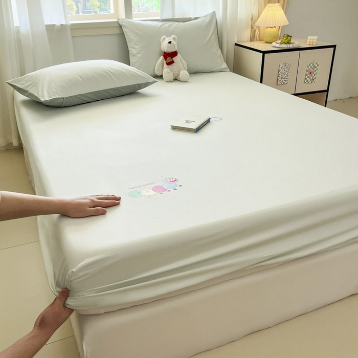 91家纺网 家纺一手货源 找家纺 泽西家纺+V17798841158发大图 2026新品13376加密全棉卡通床笠三件套纯棉单床笠 淘气虫-云水绿