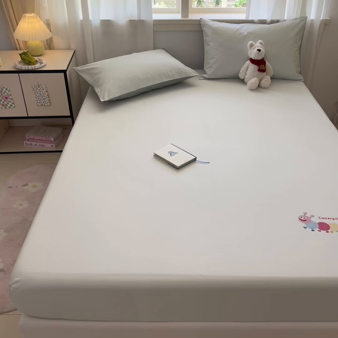 91家纺网 家纺一手货源 找家纺 泽西家纺+V17798841158发大图 2026新品13376加密全棉卡通床笠三件套纯棉单床笠 淘气虫-云水绿