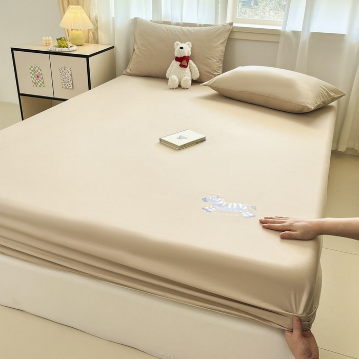 91家纺网 家纺一手货源 找家纺 泽西家纺+V17798841158发大图 2026新品13376加密全棉卡通床笠三件套纯棉单床笠 天使马-卡其