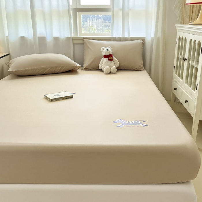 91家纺网 家纺一手货源 找家纺 泽西家纺+V17798841158发大图 2026新品13376加密全棉卡通床笠三件套纯棉单床笠 天使马-卡其