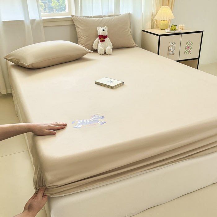 91家纺网 家纺一手货源 找家纺 泽西家纺+V17798841158发大图 2026新品13376加密全棉卡通床笠三件套纯棉单床笠 天使马-卡其