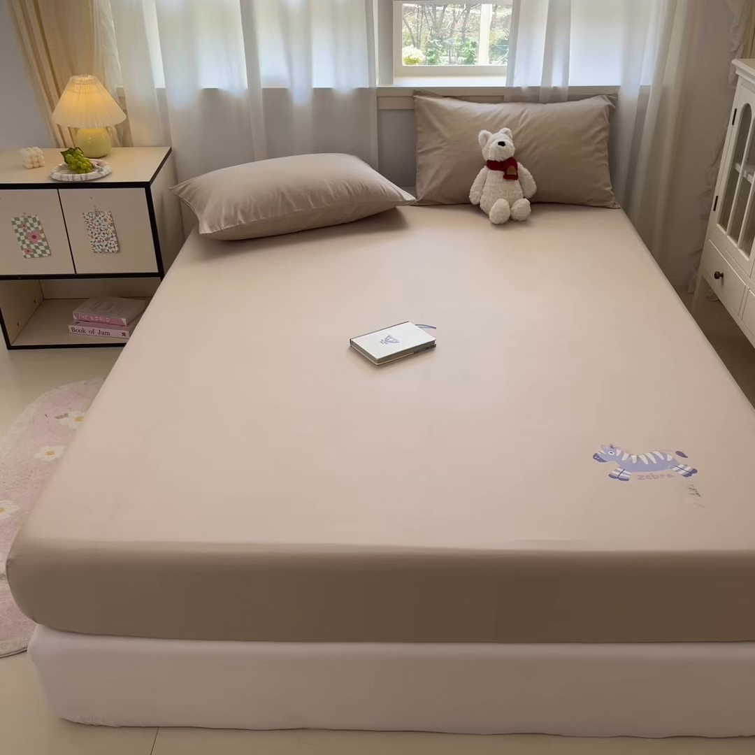 91家纺网 家纺一手货源 找家纺 泽西家纺+V17798841158发大图 2026新品13376加密全棉卡通床笠三件套纯棉单床笠 天使马-卡其