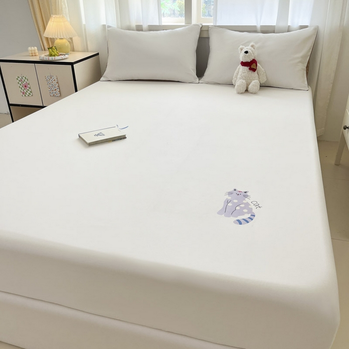 91家纺网 家纺一手货源 找家纺 泽西家纺+V17798841158发大图 2026新品13376加密全棉卡通床笠三件套纯棉单床笠 幸运猫-露白