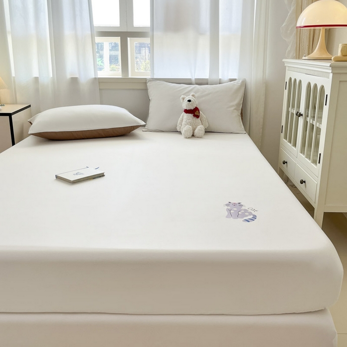 91家纺网 家纺一手货源 找家纺 泽西家纺+V17798841158发大图 2026新品13376加密全棉卡通床笠三件套纯棉单床笠 幸运猫-露白