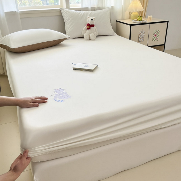 91家纺网 家纺一手货源 找家纺 泽西家纺+V17798841158发大图 2026新品13376加密全棉卡通床笠三件套纯棉单床笠 幸运猫-露白