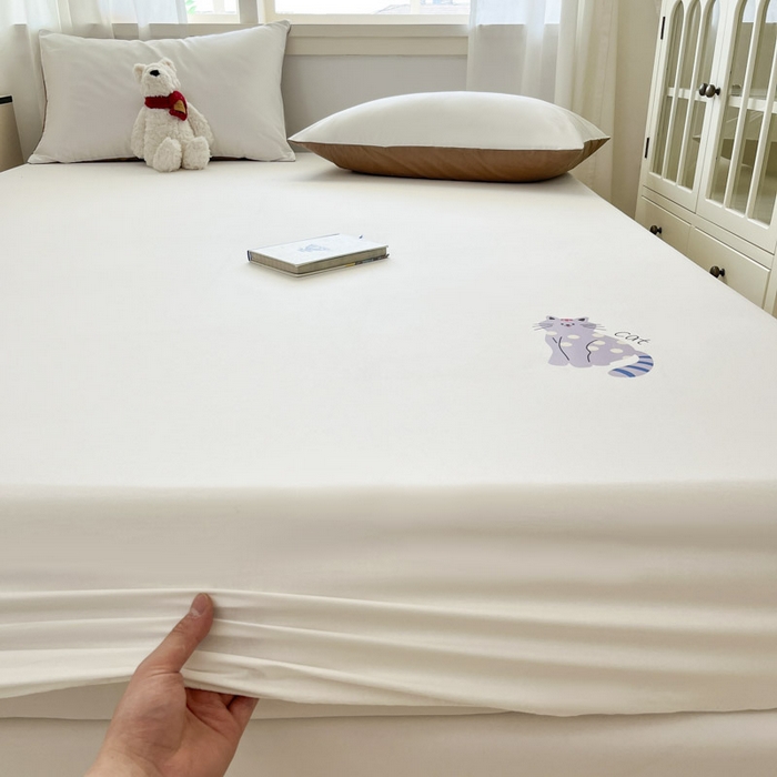 91家纺网 家纺一手货源 找家纺 泽西家纺+V17798841158发大图 2026新品13376加密全棉卡通床笠三件套纯棉单床笠 幸运猫-露白