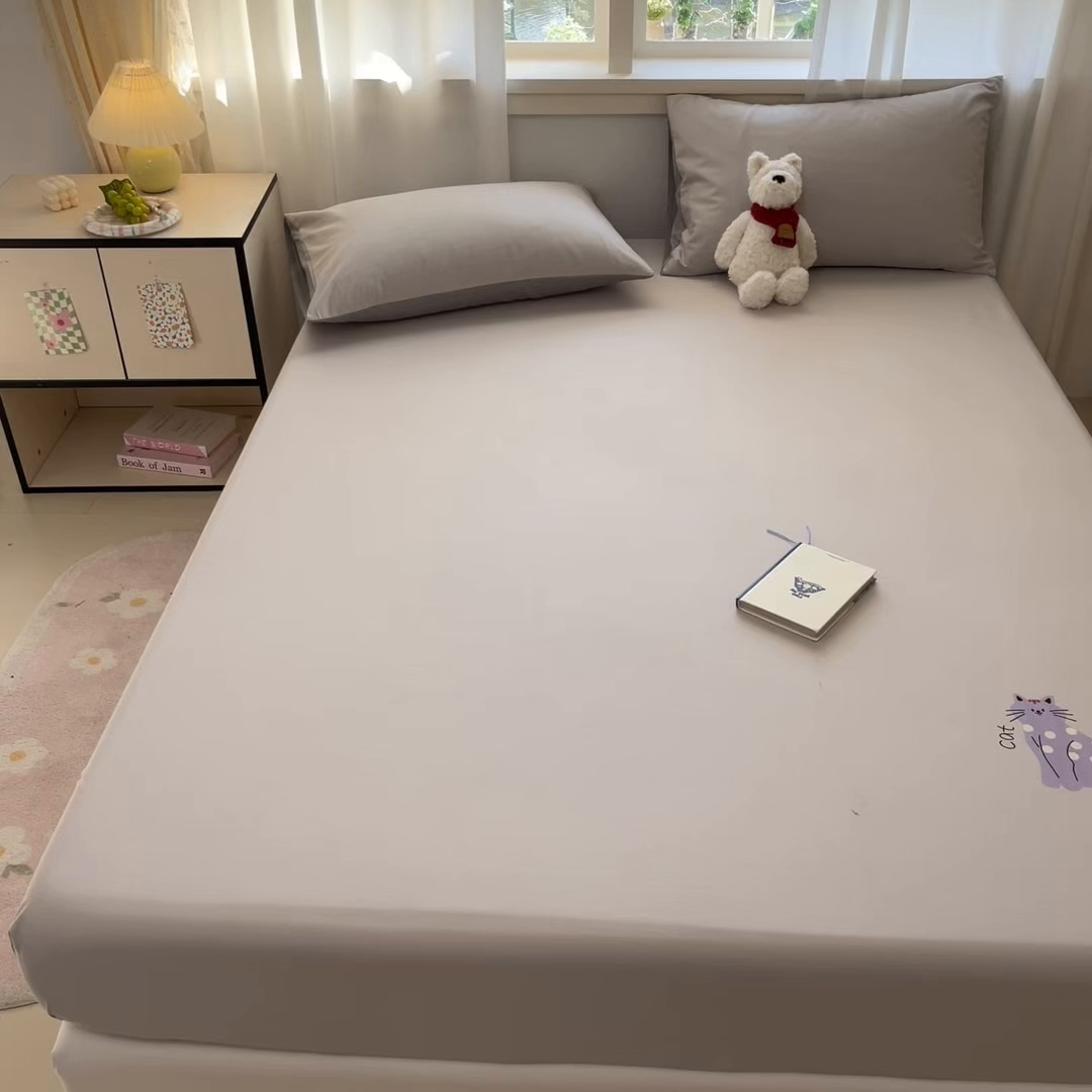 91家纺网 家纺一手货源 找家纺 泽西家纺+V17798841158发大图 2026新品13376加密全棉卡通床笠三件套纯棉单床笠 幸运猫-露白