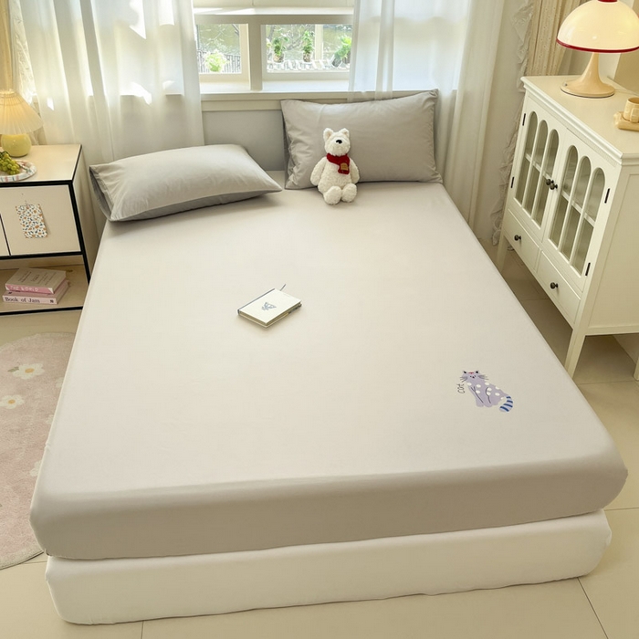 91家纺网 家纺一手货源 找家纺 泽西家纺+V17798841158发大图 2026新品13376加密全棉卡通床笠三件套纯棉单床笠 幸运猫-浅米灰