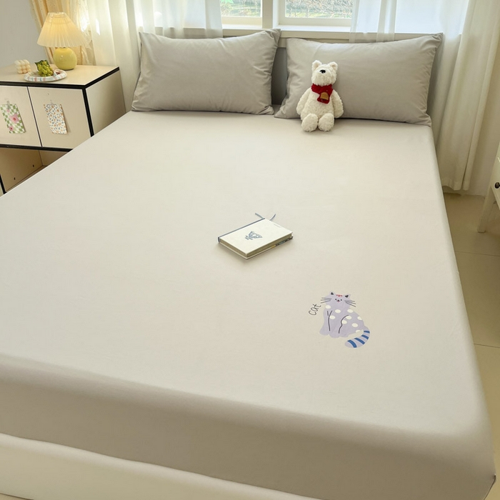 91家纺网 家纺一手货源 找家纺 泽西家纺+V17798841158发大图 2026新品13376加密全棉卡通床笠三件套纯棉单床笠 幸运猫-浅米灰