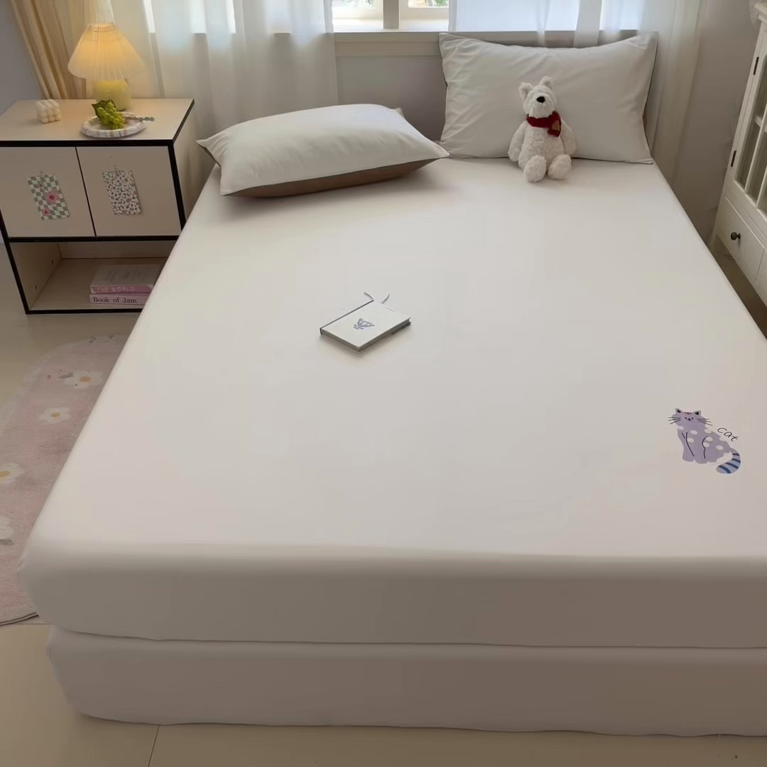 91家纺网 家纺一手货源 找家纺 泽西家纺+V17798841158发大图 2026新品13376加密全棉卡通床笠三件套纯棉单床笠 幸运猫-浅米灰