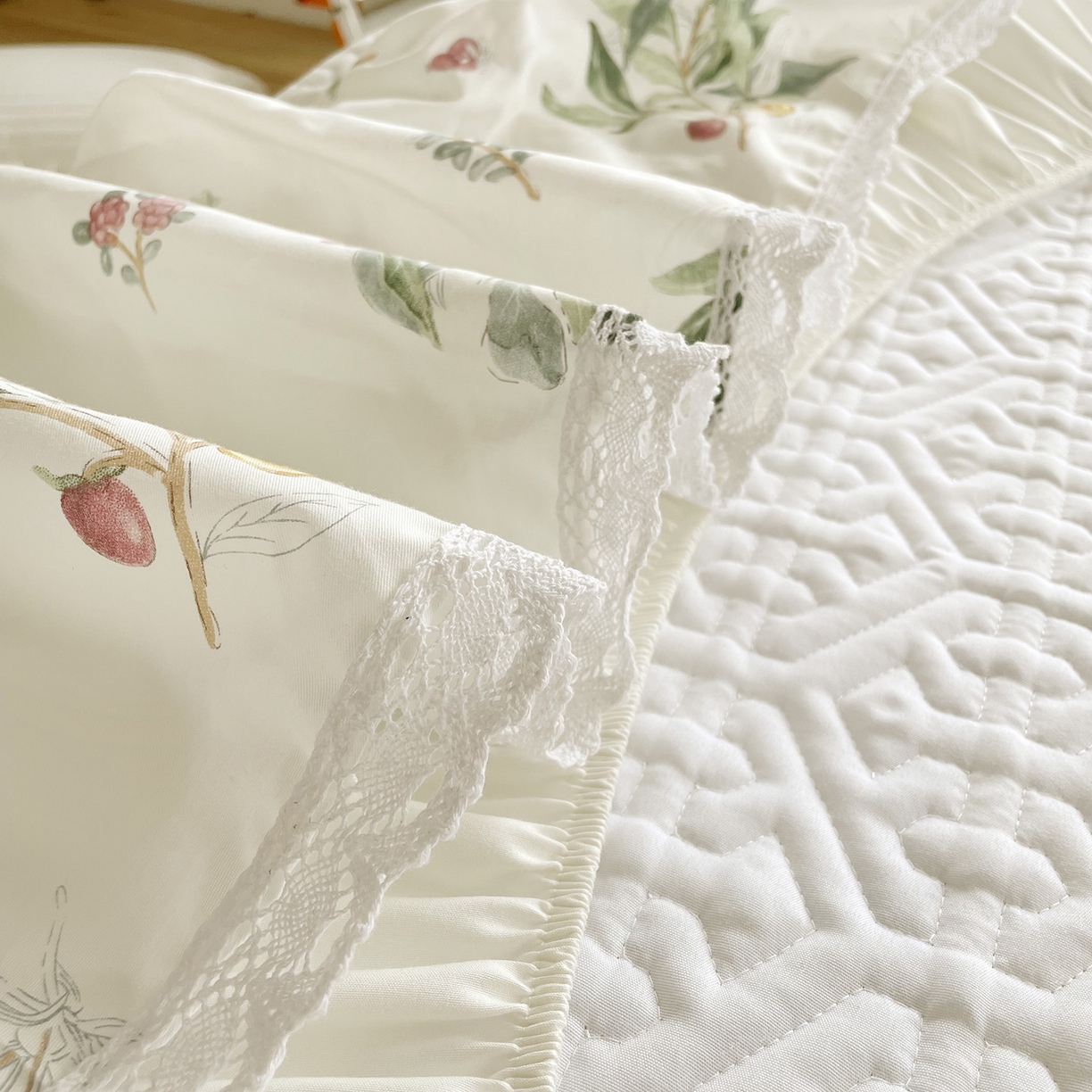 91家纺网 家纺一手货源 找家纺 忘忧草 2026新款13372全棉夹棉款床笠式床裙 4南枝