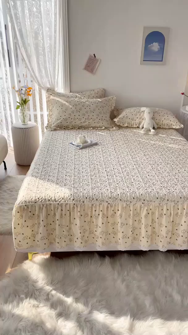 91家纺网 家纺一手货源 找家纺 忘忧草 2026新款13372全棉夹棉款床笠式床裙 6贝贝熊