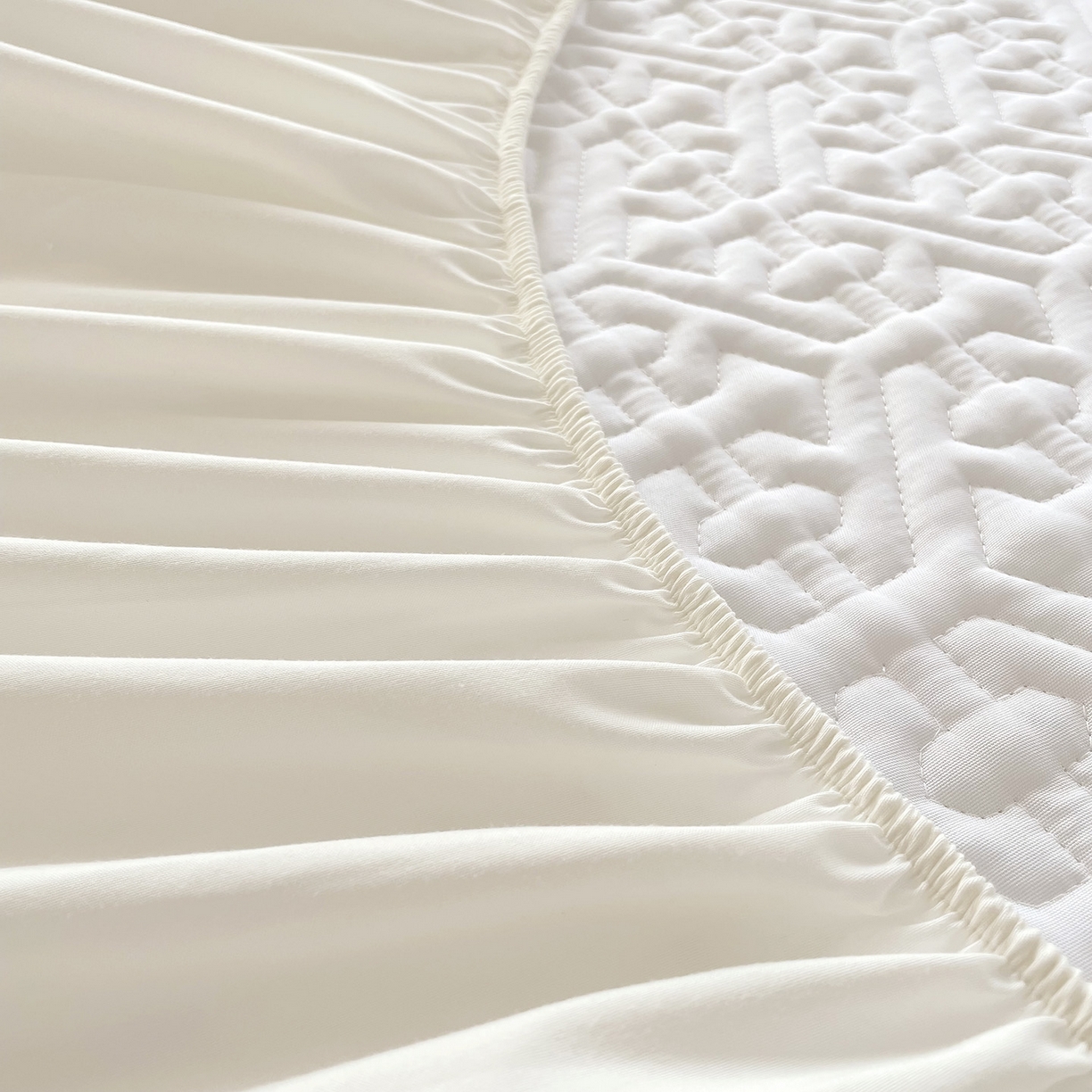 91家纺网 家纺一手货源 找家纺 忘忧草 2026新款13372全棉夹棉款床笠式床裙 7花簇-米