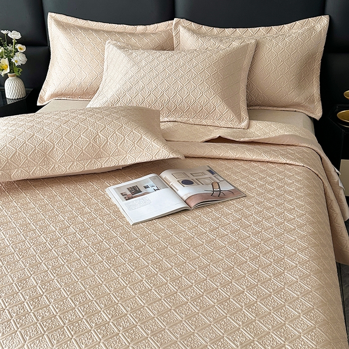 91家纺网 家纺一手货源 找家纺 欧夏家纺 2026新款欧式夏季凉感莱赛尔天丝床盖三件套夹棉床盖床褥直播供货 香槟色