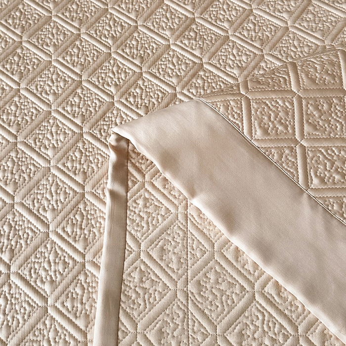 91家纺网 家纺一手货源 找家纺 欧夏家纺 2026新款欧式夏季凉感莱赛尔天丝床盖三件套夹棉床盖床褥直播供货 香槟色