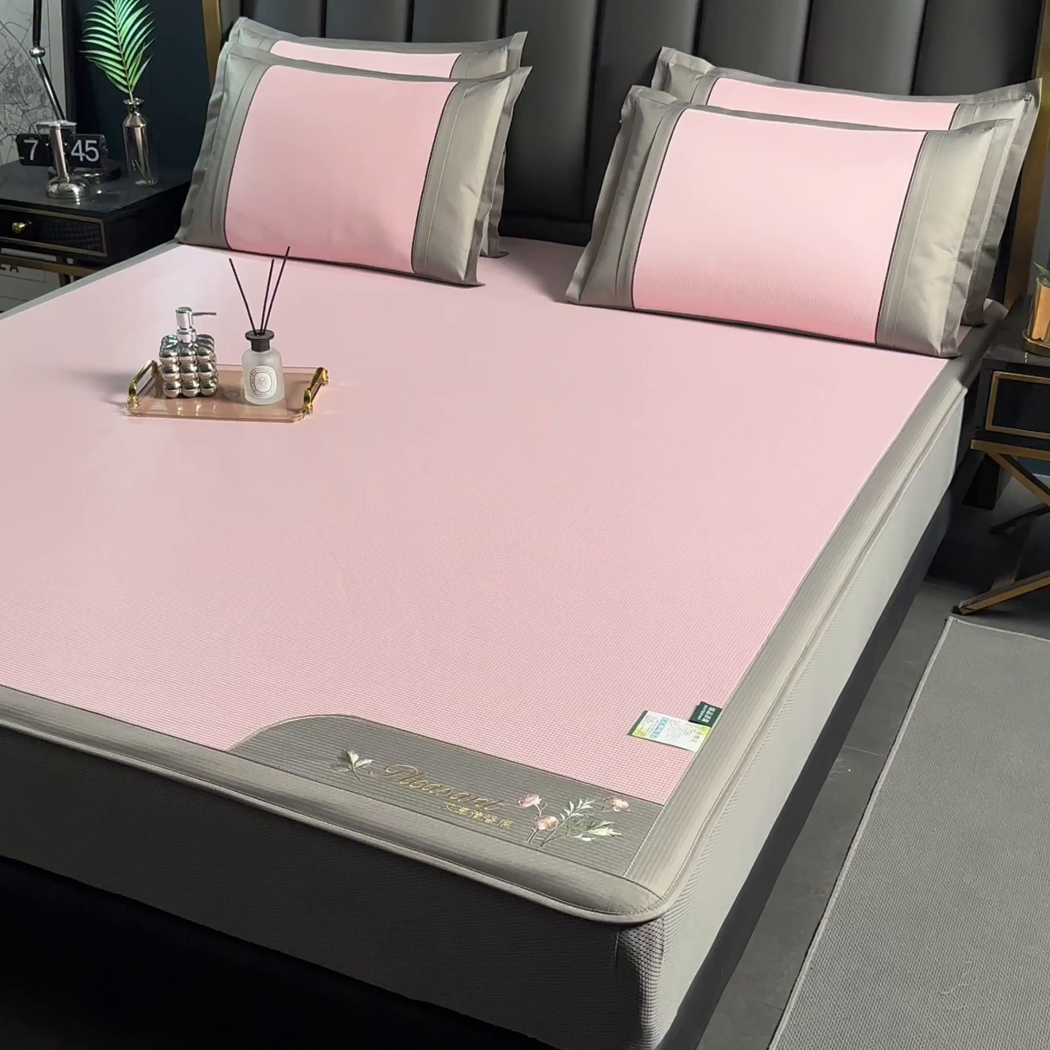 91家纺网 家纺一手货源 找家纺 小牛席业 2026新款艾草清香冰丝席（床笠款）凉席藤席冰藤席冰丝席竹席草席空调席乳胶席豆豆席 艾草清香冰丝席（床笠款）-粉色