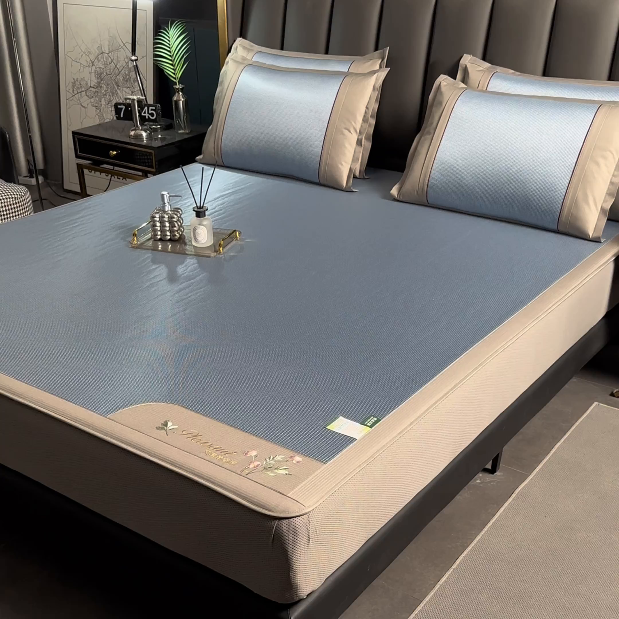 91家纺网 家纺一手货源 找家纺 小牛席业 2026新款艾草清香冰丝席（床笠款）凉席藤席冰藤席冰丝席竹席草席空调席乳胶席豆豆席 艾草清香冰丝席（床笠款）-蓝色