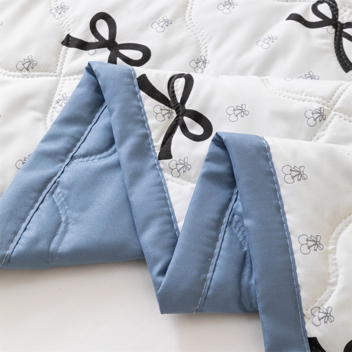 91家纺网 家纺一手货源 找家纺 伊凡 2025新款亲肤磨毛印花夏凉被空调被子薄盖毯被 简约蝴蝶