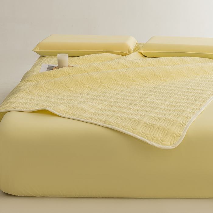 91家纺网 家纺一手货源 找家纺 恩和家纺 2026新款锦氨凉感丝夹棉床护垫 冰美式凉感垫 小鸡黄