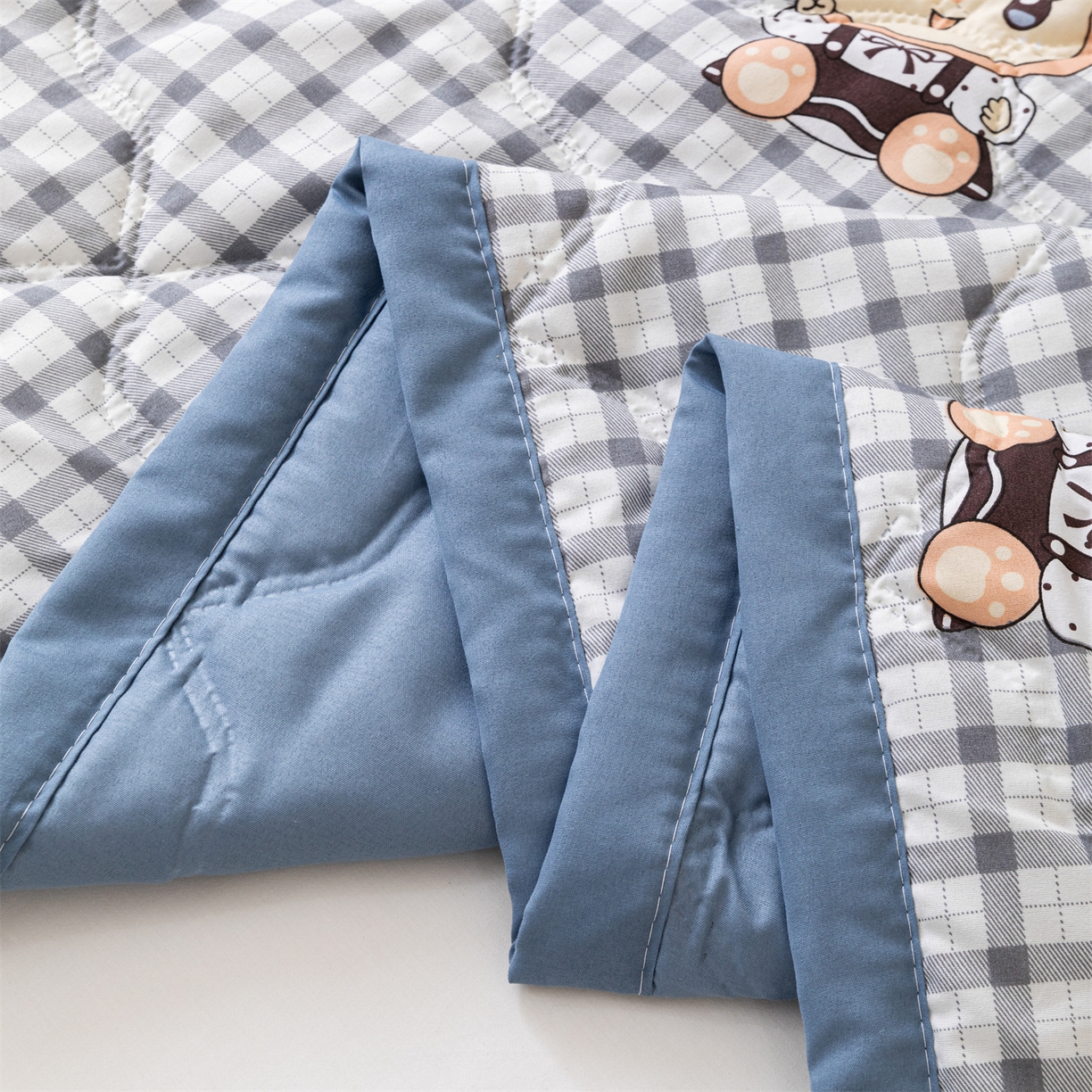 91家纺网 家纺一手货源 找家纺 伊凡 2025新款亲肤磨毛印花夏凉被空调被子薄盖毯被 卡通格