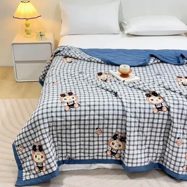 91家纺网 家纺一手货源 找家纺 伊凡 2025新款亲肤磨毛印花夏凉被空调被子薄盖毯被 卡通格