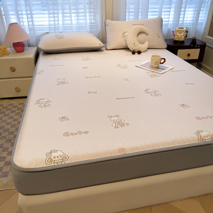 91家纺网 家纺一手货源 找家纺 凯罗 2026新款卡通实拍小红书爆款凉豆豆绣花凉席床笠可水洗床笠席子 兔叽乖乖