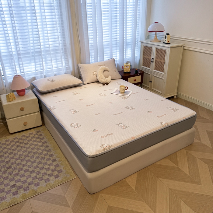 91家纺网 家纺一手货源 找家纺 凯罗 2026新款卡通实拍小红书爆款凉豆豆绣花凉席床笠可水洗床笠席子 兔叽乖乖