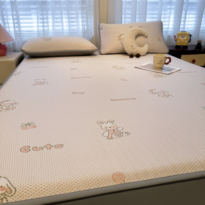 91家纺网 家纺一手货源 找家纺 凯罗 2026新款卡通实拍小红书爆款凉豆豆绣花凉席床笠可水洗床笠席子 兔叽乖乖
