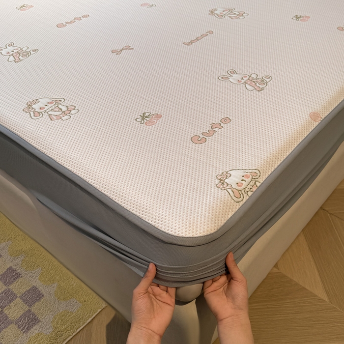 91家纺网 家纺一手货源 找家纺 凯罗 2026新款卡通实拍小红书爆款凉豆豆绣花凉席床笠可水洗床笠席子 兔叽乖乖