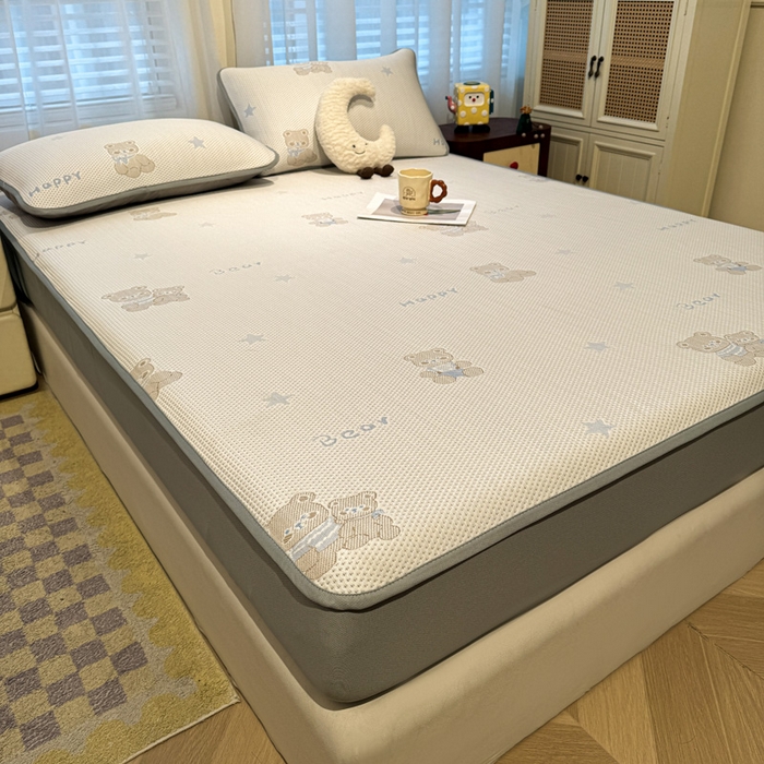 91家纺网 家纺一手货源 找家纺 凯罗 2026新款卡通实拍小红书爆款凉豆豆绣花凉席床笠可水洗床笠席子 布丁萌萌熊