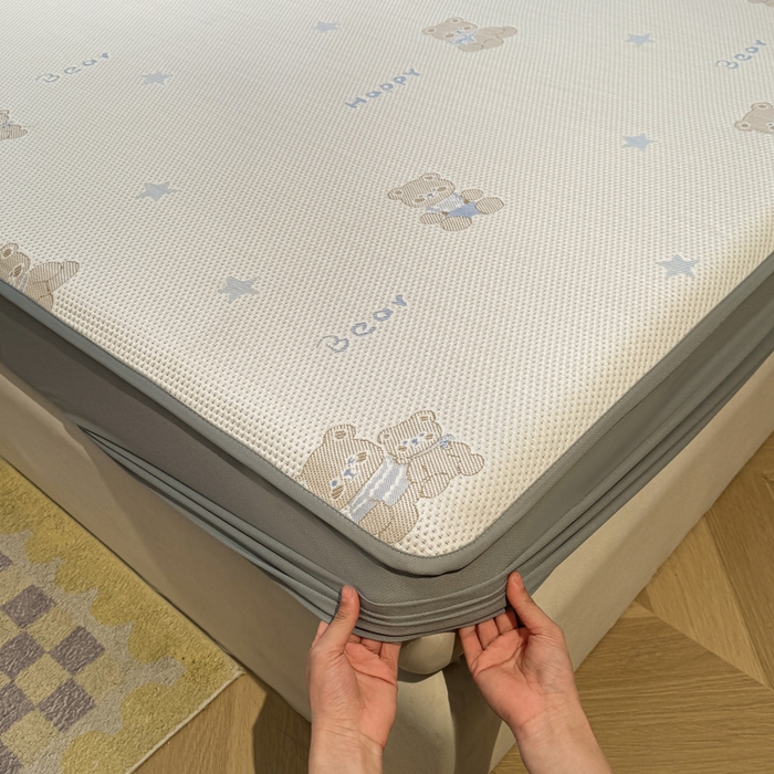 91家纺网 家纺一手货源 找家纺 凯罗 2026新款卡通实拍小红书爆款凉豆豆绣花凉席床笠可水洗床笠席子 布丁萌萌熊