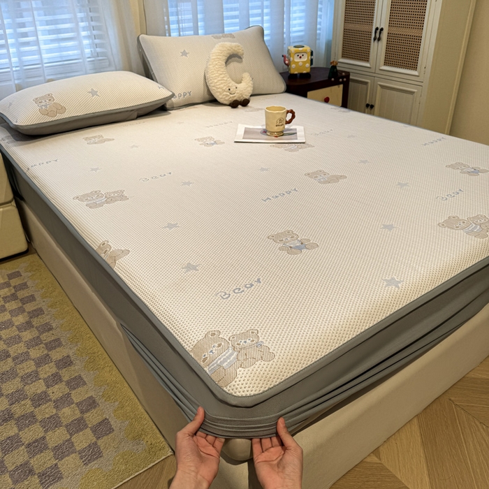 91家纺网 家纺一手货源 找家纺 凯罗 2026新款卡通实拍小红书爆款凉豆豆绣花凉席床笠可水洗床笠席子 布丁萌萌熊