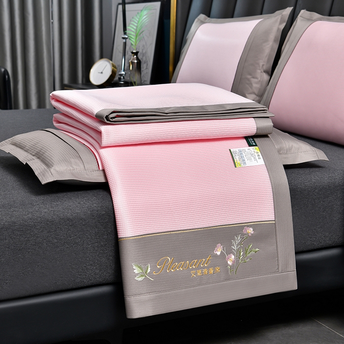 91家纺网 家纺一手货源 找家纺 小牛席业 2026新款艾草清香冰丝席系列凉席藤席冰藤席冰丝席竹席草席空调席乳胶席豆豆席 艾草清香冰丝席-粉色