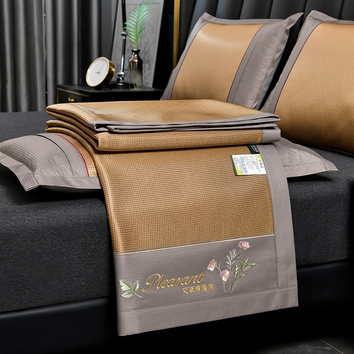 91家纺网 家纺一手货源 找家纺 小牛席业 2026新款艾草清香冰丝席系列凉席藤席冰藤席冰丝席竹席草席空调席乳胶席豆豆席 艾草清香冰丝席-咖色