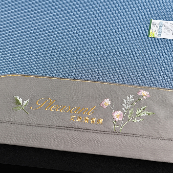 91家纺网 家纺一手货源 找家纺 小牛席业 2026新款艾草清香冰丝席系列凉席藤席冰藤席冰丝席竹席草席空调席乳胶席豆豆席 艾草清香冰丝席-蓝色