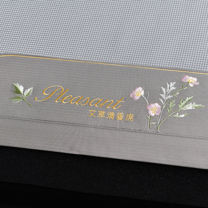 91家纺网 家纺一手货源 找家纺 小牛席业 2026新款艾草清香冰丝席系列凉席藤席冰藤席冰丝席竹席草席空调席乳胶席豆豆席 艾草清香冰丝席-灰色