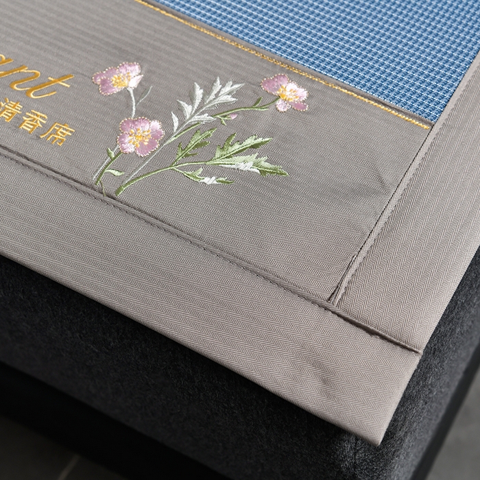 91家纺网 家纺一手货源 找家纺 小牛席业 2026新款艾草清香冰丝席系列凉席藤席冰藤席冰丝席竹席草席空调席乳胶席豆豆席 艾草清香冰丝席-蓝色