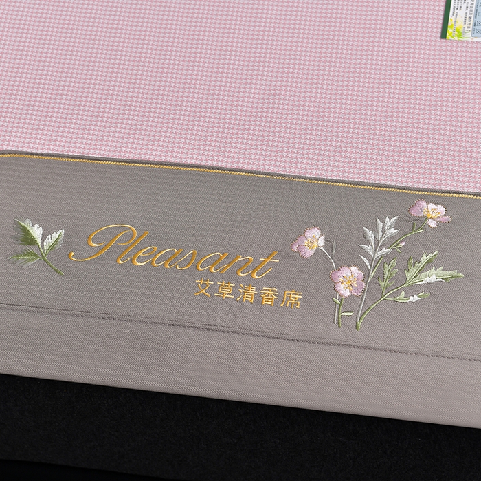 91家纺网 家纺一手货源 找家纺 小牛席业 2026新款艾草清香冰丝席系列凉席藤席冰藤席冰丝席竹席草席空调席乳胶席豆豆席 艾草清香冰丝席-粉色