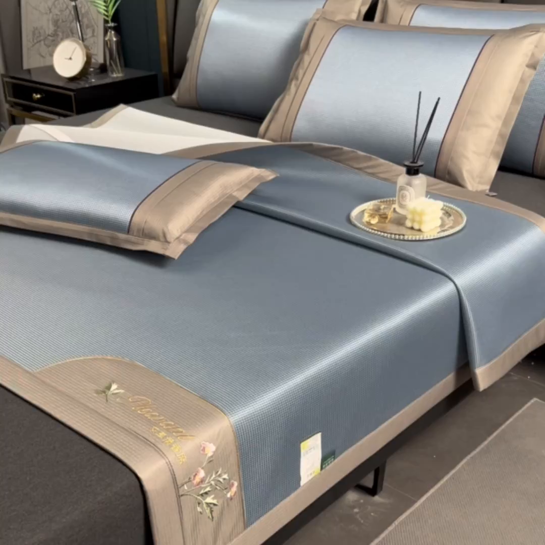 91家纺网 家纺一手货源 找家纺 小牛席业 2026新款艾草清香冰丝席系列凉席藤席冰藤席冰丝席竹席草席空调席乳胶席豆豆席 艾草清香冰丝席-蓝色