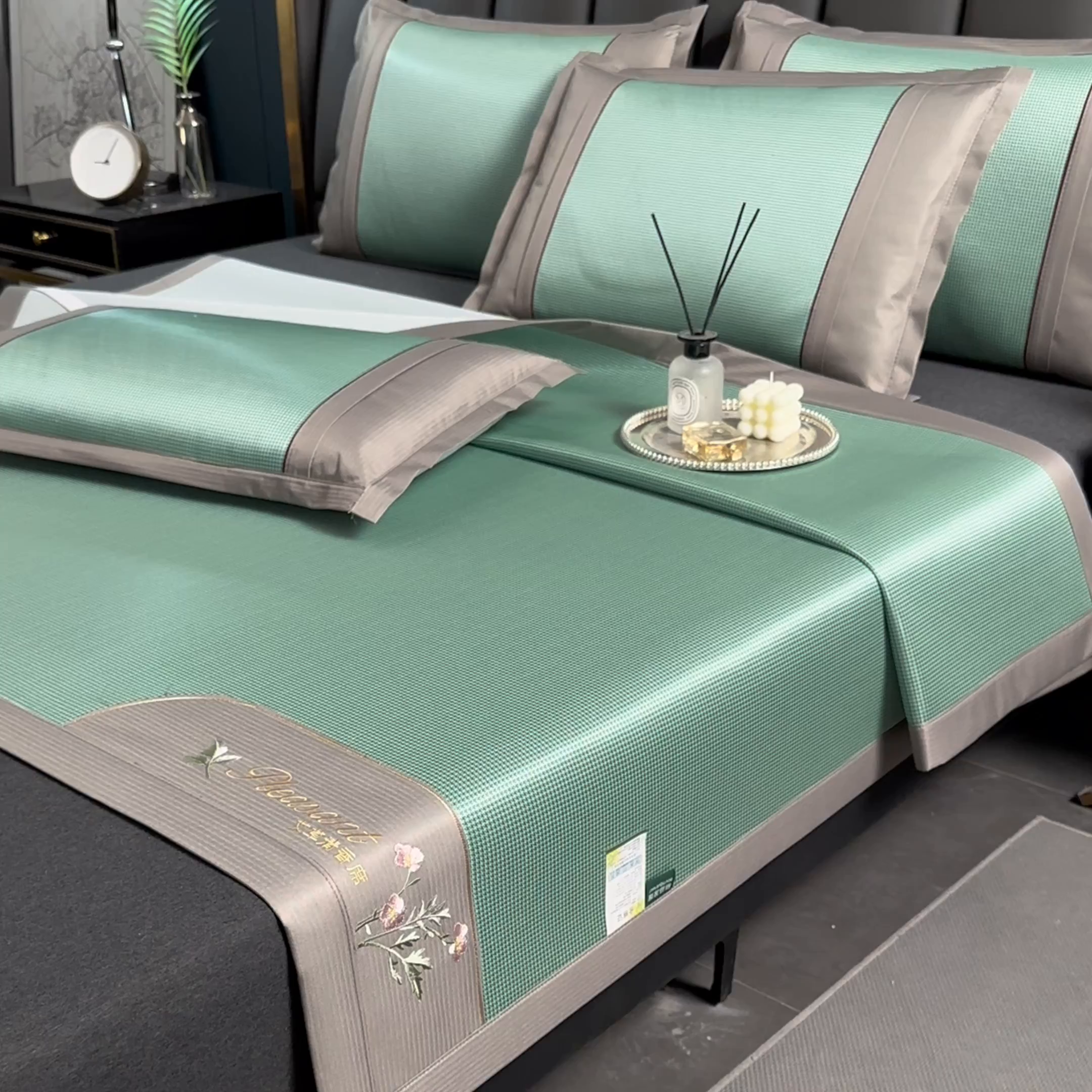 91家纺网 家纺一手货源 找家纺 小牛席业 2026新款艾草清香冰丝席系列凉席藤席冰藤席冰丝席竹席草席空调席乳胶席豆豆席 艾草清香冰丝席-绿色