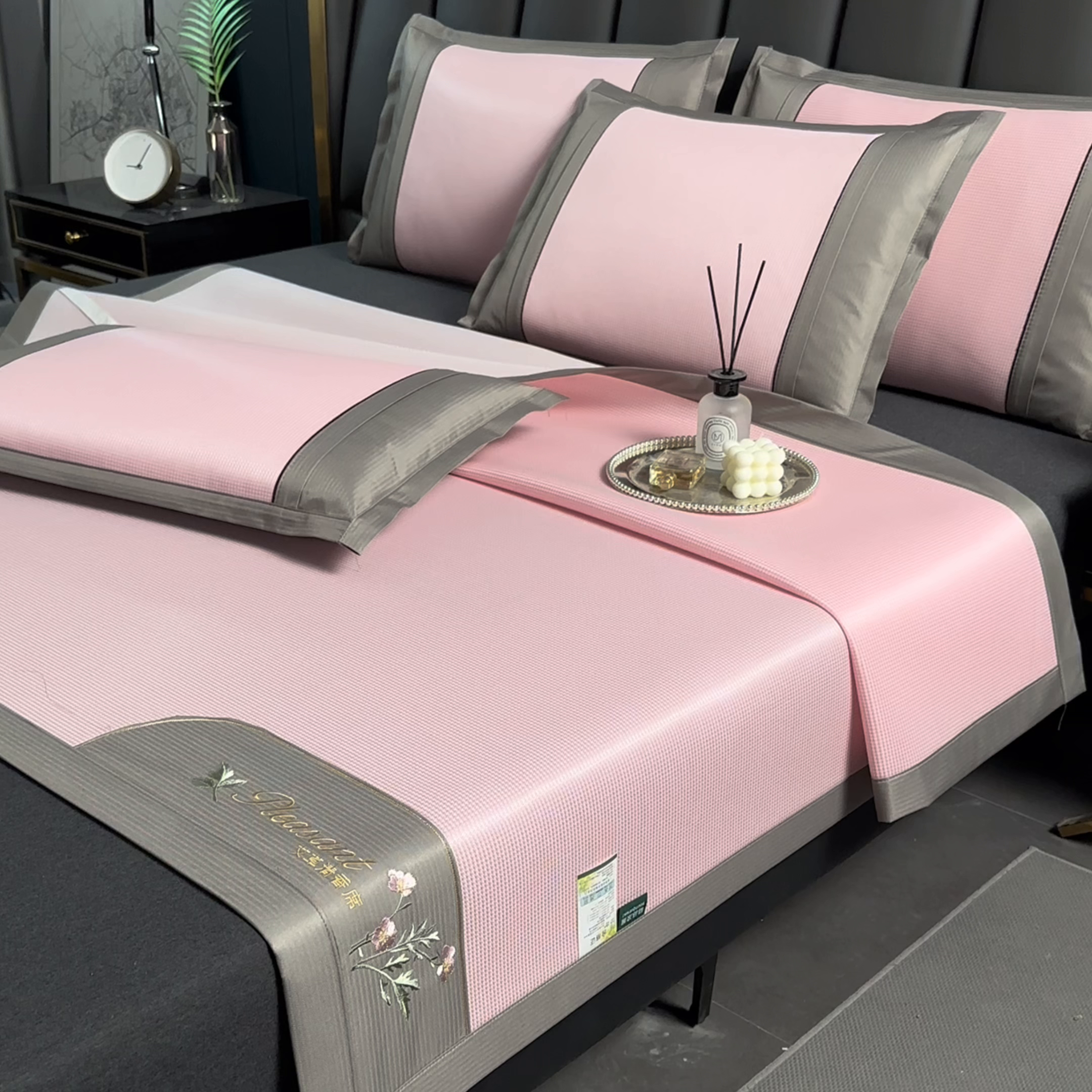 91家纺网 家纺一手货源 找家纺 小牛席业 2026新款艾草清香冰丝席系列凉席藤席冰藤席冰丝席竹席草席空调席乳胶席豆豆席 艾草清香冰丝席-粉色