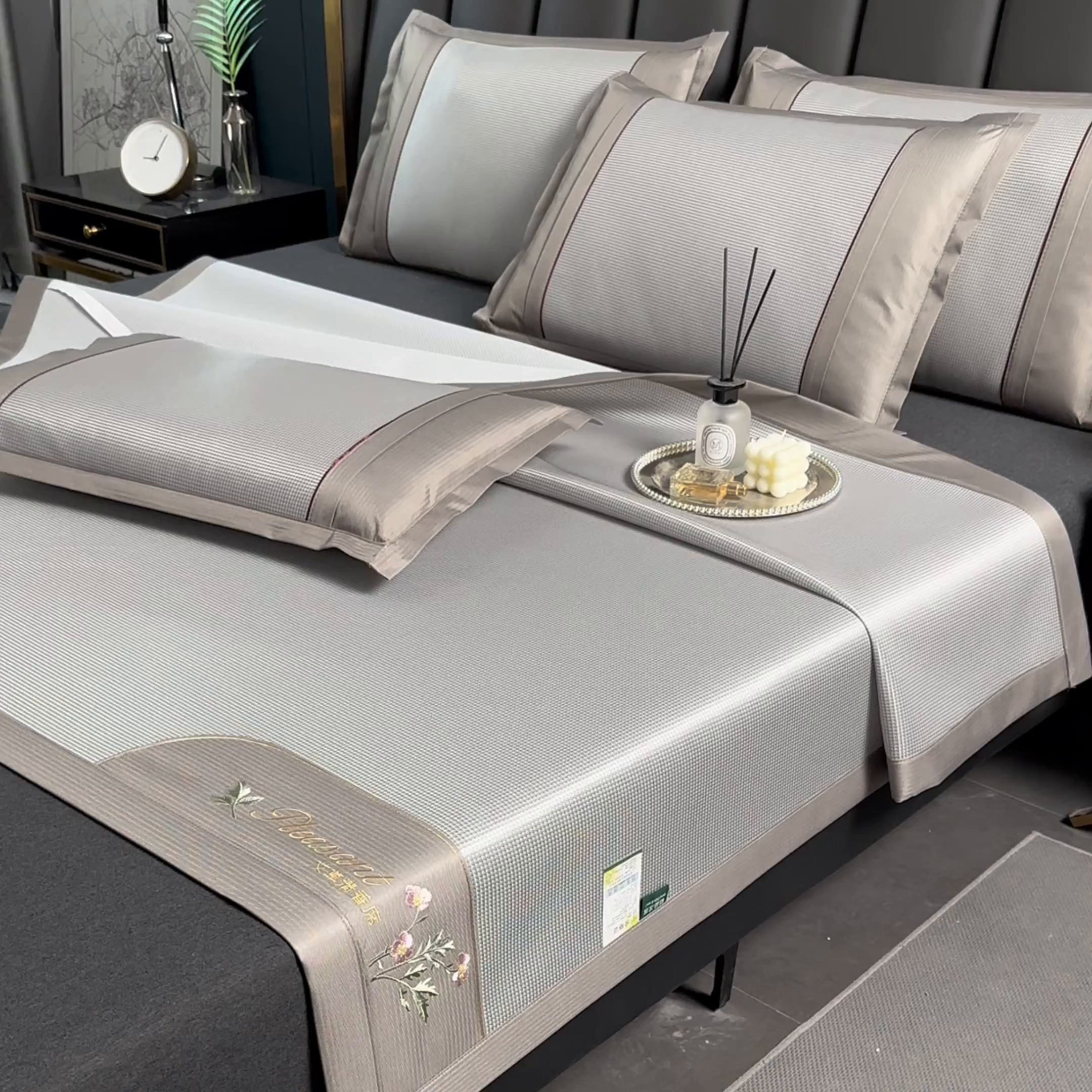 91家纺网 家纺一手货源 找家纺 小牛席业 2026新款艾草清香冰丝席系列凉席藤席冰藤席冰丝席竹席草席空调席乳胶席豆豆席 艾草清香冰丝席-灰色