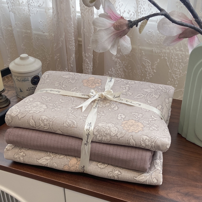 91家纺网 家纺一手货源 找家纺 雅阁尔家纺 2026新款轻奢复古美拉德风泡芙棉四件套水洗棉双层纱床单被套学生宿舍三件套床笠款 风华若诗